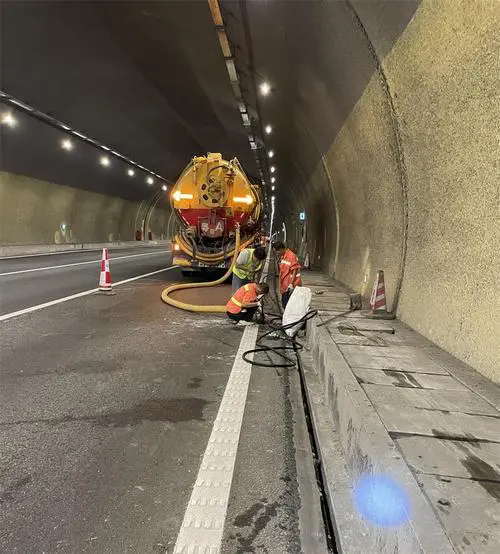 纳雍隧道排水渠清淤